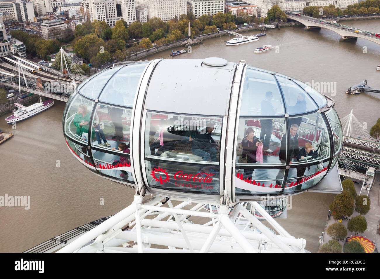 London, Regno Unito - 31 Ottobre 2017: i turisti sono nella cabina del London Eye. Ruota Gigante montato sulla riva sud del fiume Tamigi Foto Stock