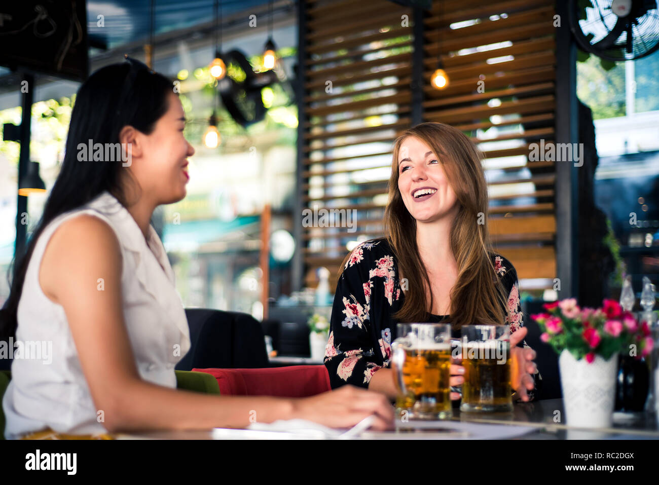 Amici di sesso femminile avente un talk nel caffè bar Foto Stock