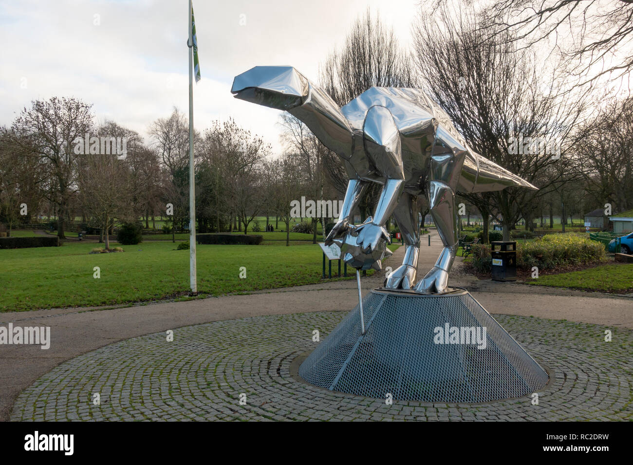 Origami scultura di dinosauro nel vicino parco Radcliffe. Parte dell'Irwell Sentiero delle sculture Foto Stock