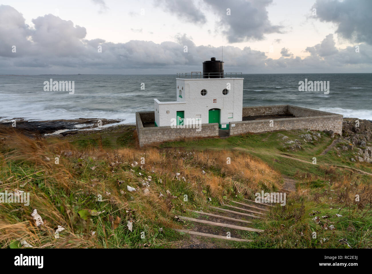 Bamburgh faro fu costruito da Trinity House nel 1910 per guidare il trasporto marittimo lungo la costa di Northumberland e nelle acque intorno alle isole farne Foto Stock