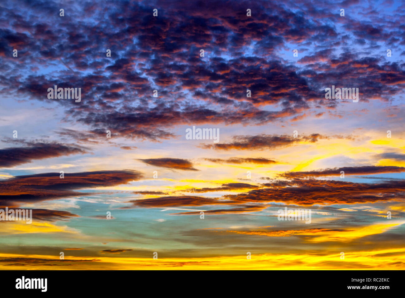 Drammatico tramonto rosso nuvole sul cielo Foto Stock
