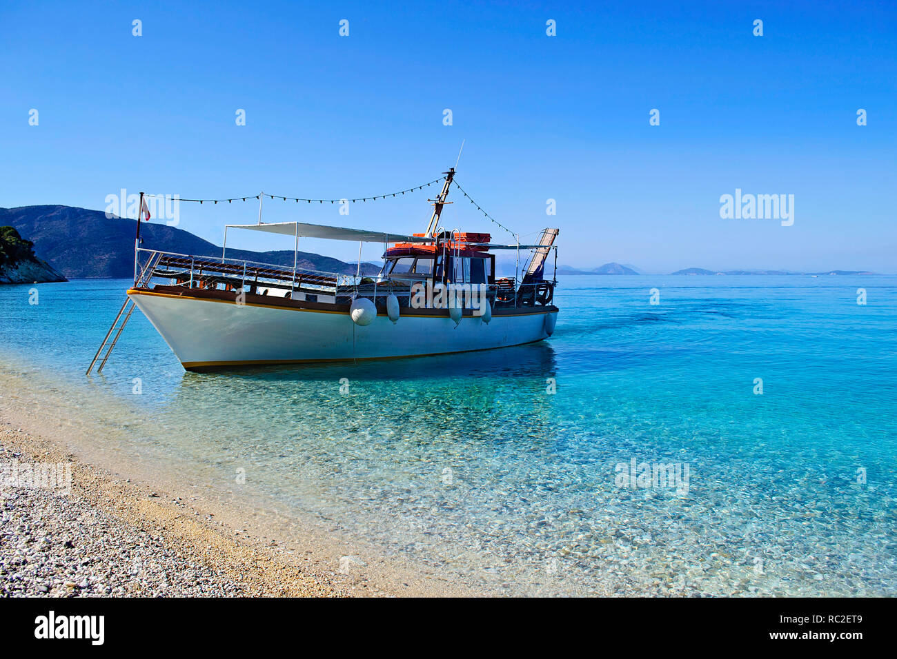 Barca dentro il mare color turchese di Ithaca isola Grecia Foto Stock