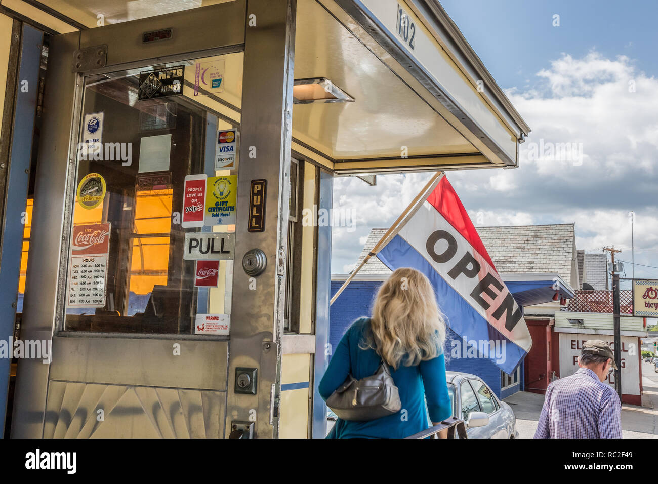 Due persone di lasciare il Blue Moon Diner in Gardner, MA Foto Stock