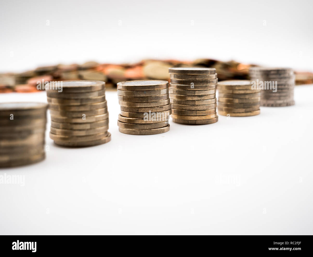 Immagine della pila di monete in Euro con cent in background close up Foto Stock