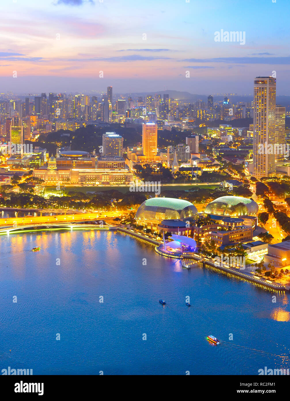 Vista aerea della bella Singapore al crepuscolo Foto Stock