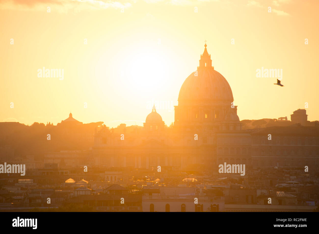 Skyline di Roma con la Basilica di San Pietro in Vaticano al tramonto. Italia Foto Stock