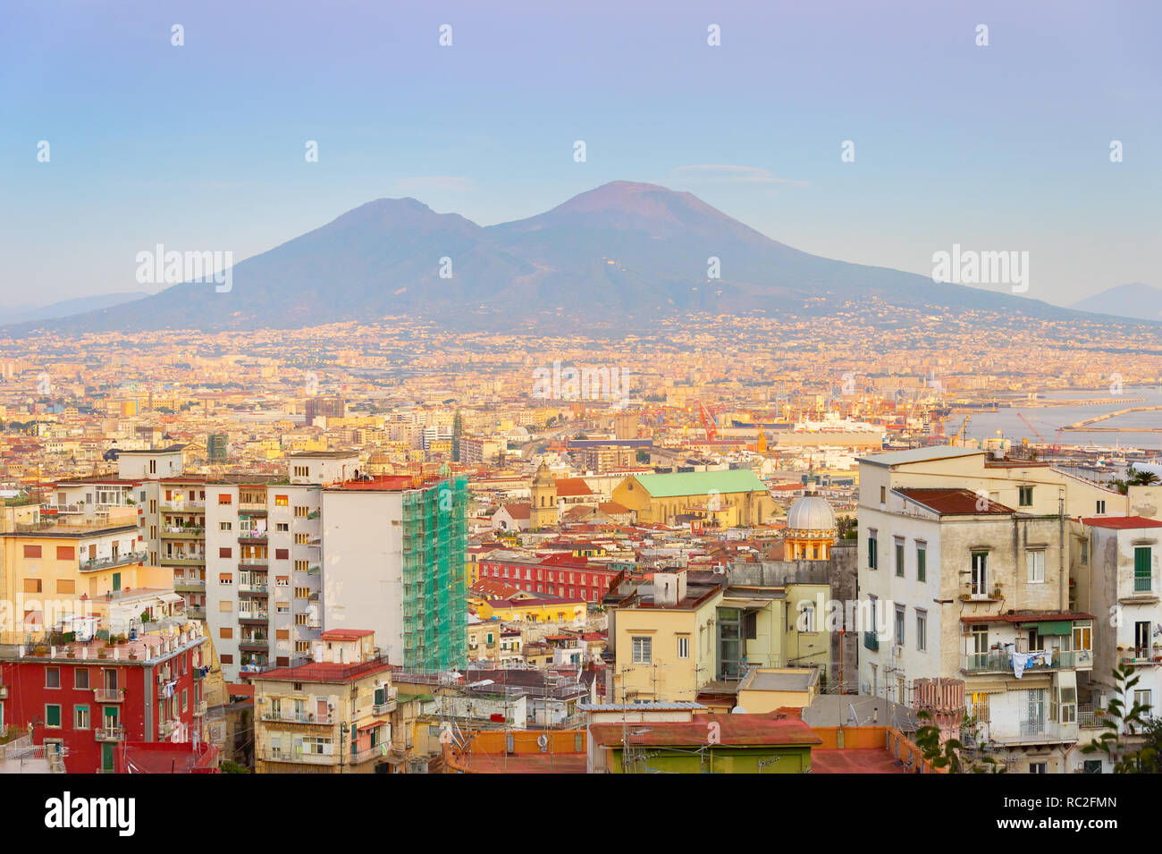 Skyline di bella Napoli al crepuscolo. Vista aerea. Italia Foto Stock