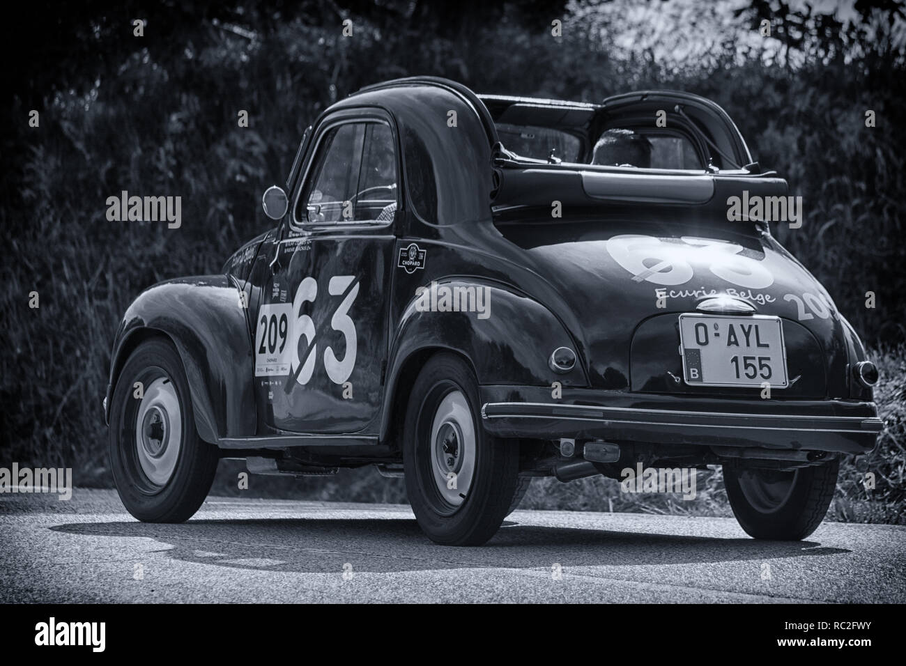 PESARO COLLE SAN BARTOLO , Italia - Maggio 17 - 2018 : FIAT 500 C  "TOPOLINO' 1951 su una vecchia macchina da corsa nel rally Mille Miglia  2018 il famoso italian histo Foto stock - Alamy