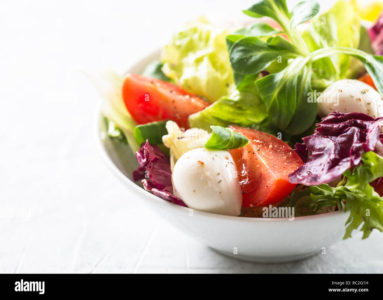 Insalata fresca in una ciotola. Foto Stock