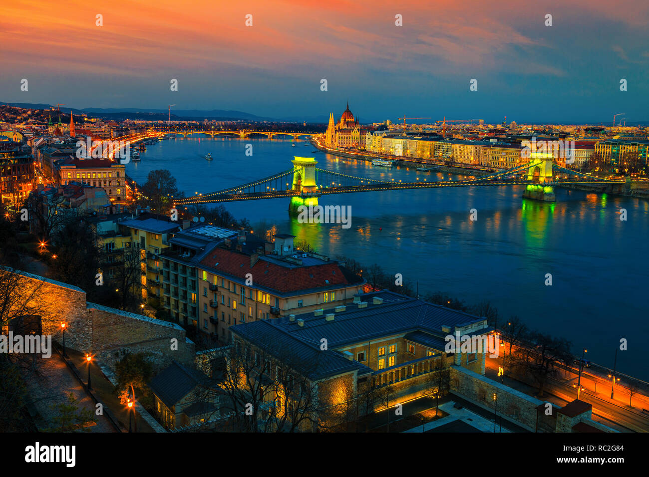 In Europa le migliori viaggi turistici di destinazione. Paesaggio meraviglioso panorama con il famoso Ponte delle Catene e il palazzo del Parlamento al tramonto colorato, Buda Foto Stock