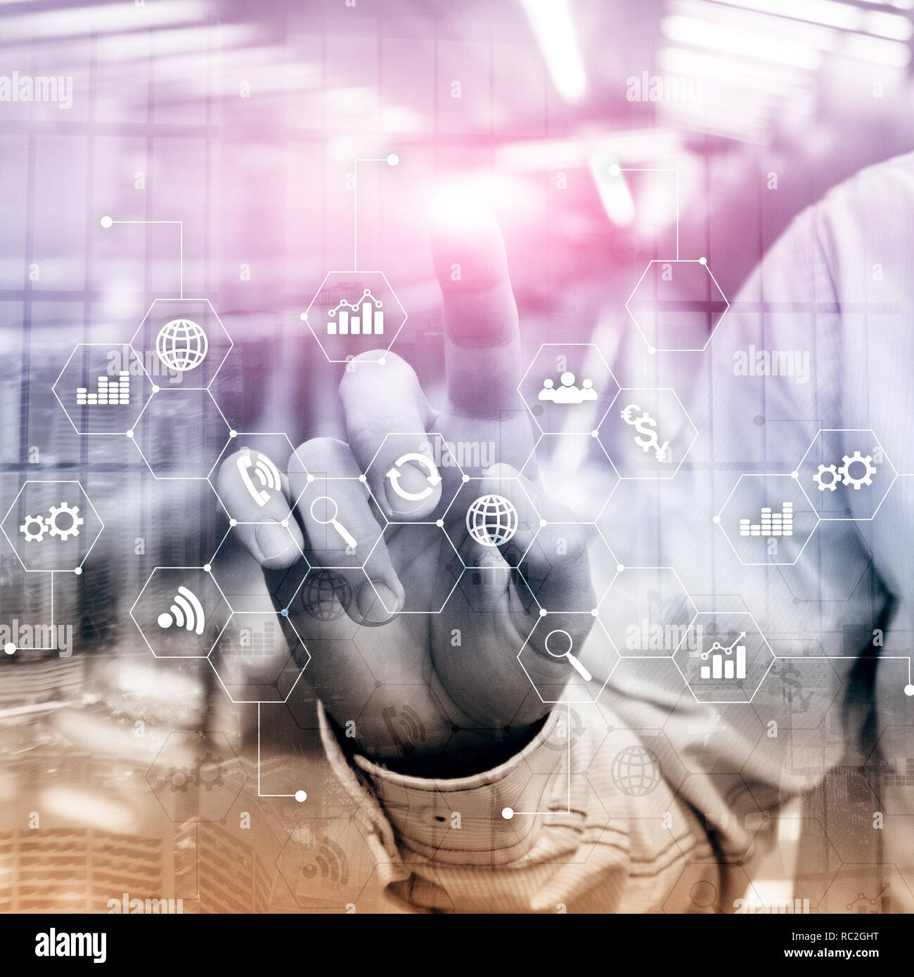 La doppia esposizione dei supporti misti. Gli schemi e le icone sulla schermata di ologramma. La gente di affari e moderna città sullo sfondo. Foto Stock
