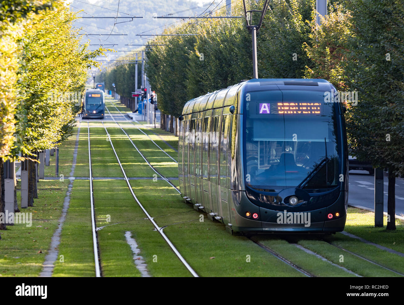 Bordeaux, Francia - 27 settembre, 2018: moderno trasporto pubblico tram passando attraverso viali alberati della città di Bordeaux. Foto Stock