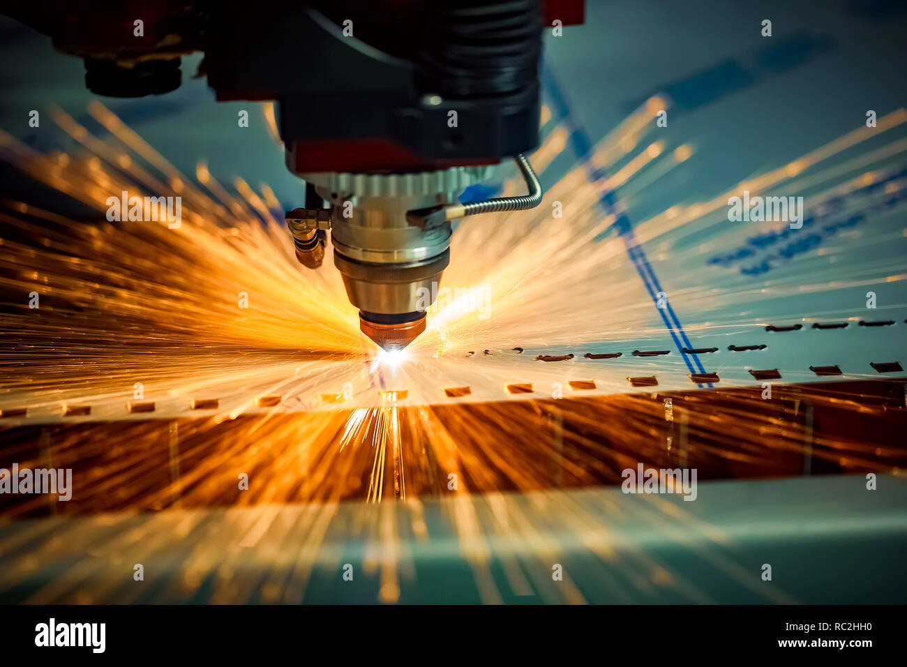 CNC taglio laser di metallo, moderna tecnologia industriale. Piccole profondità di campo. Avvertenza - autentico riprese in condizioni impegnative. Foto Stock