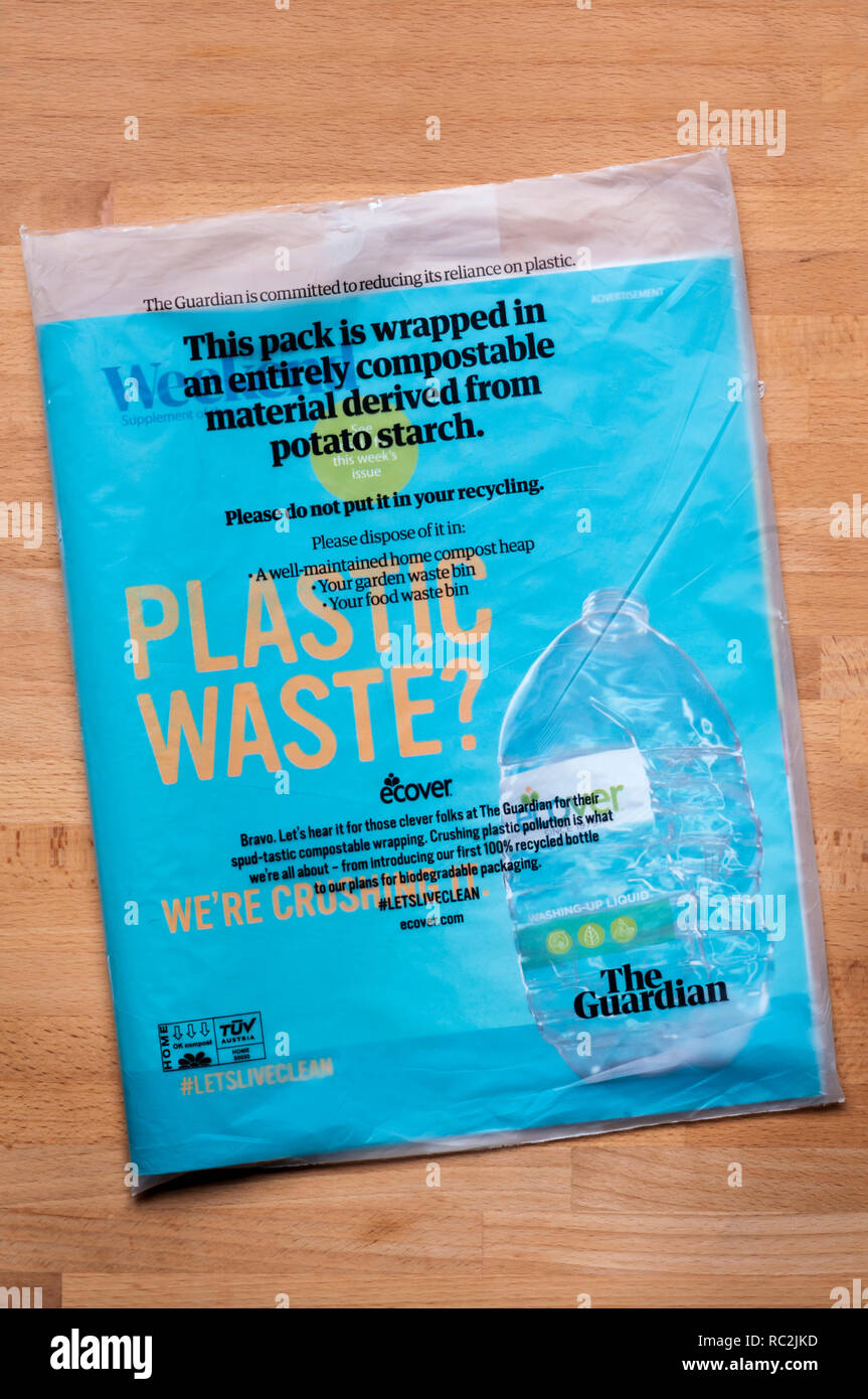 Compostabile sacchetto per Guardian magazine. Realizzato da biodegradabile amido di patata. Foto Stock