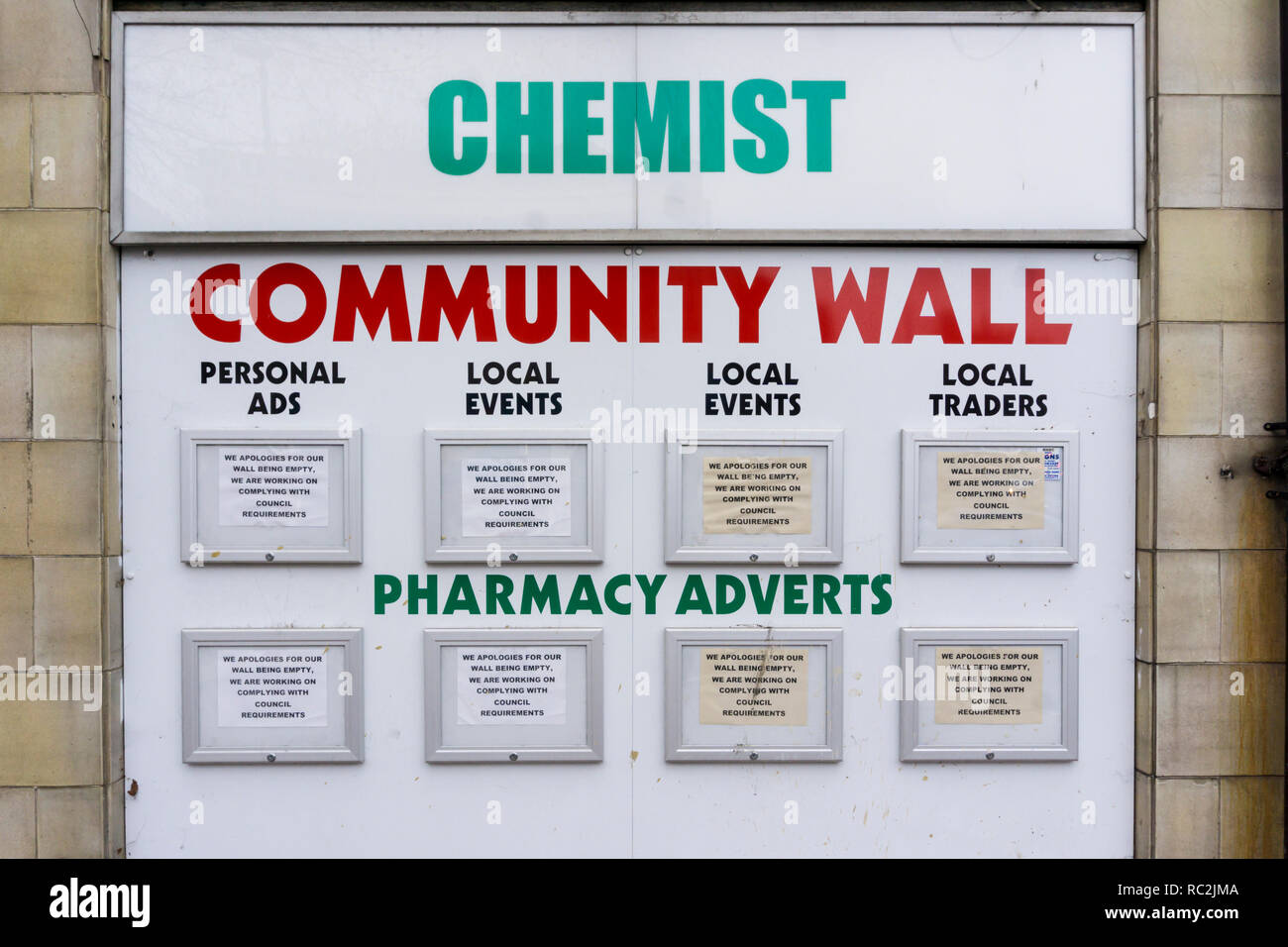 Un vuoto unsuccesfull parete comunitaria sul lato di una farmacia di Beckenham, a sud di Londra. Foto Stock