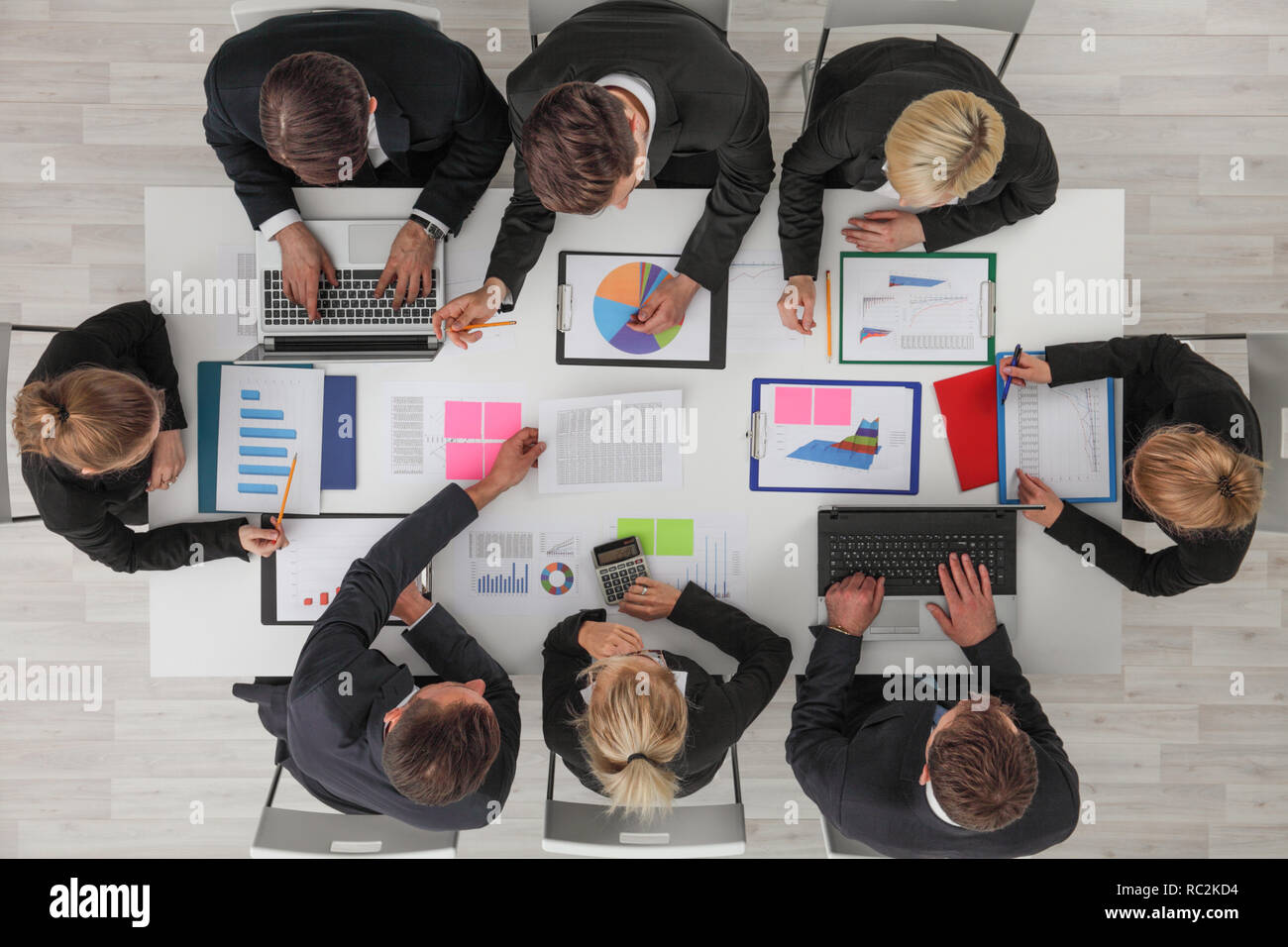 La gente di affari riunione nell'ufficio vista dall'alto , Lavoratori di colletto bianchi discutere i documenti con diagrammi e utilizzando computer portatile Foto Stock