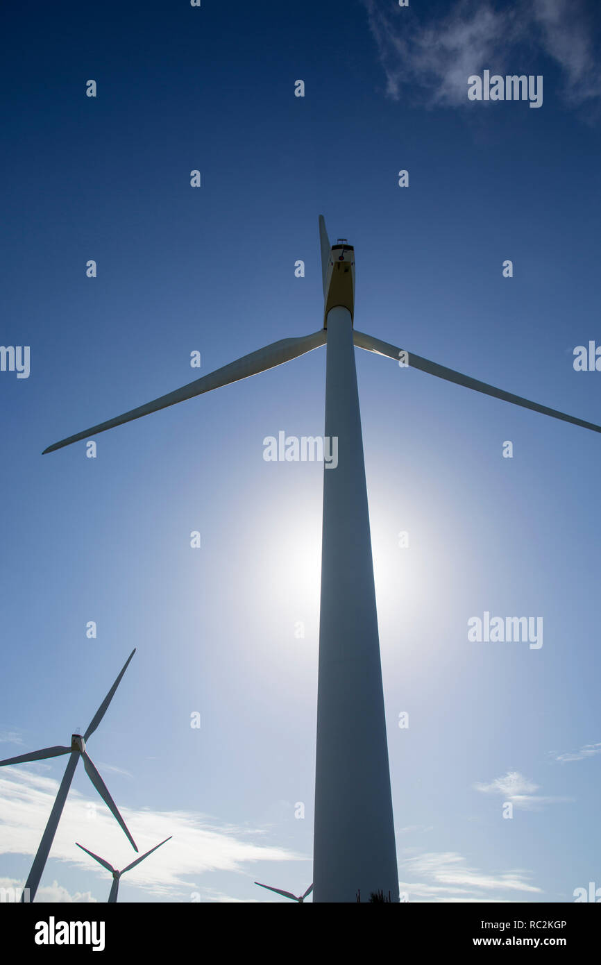 Basso angolo vista della turbina eolica contro il cielo blu. Foto Stock