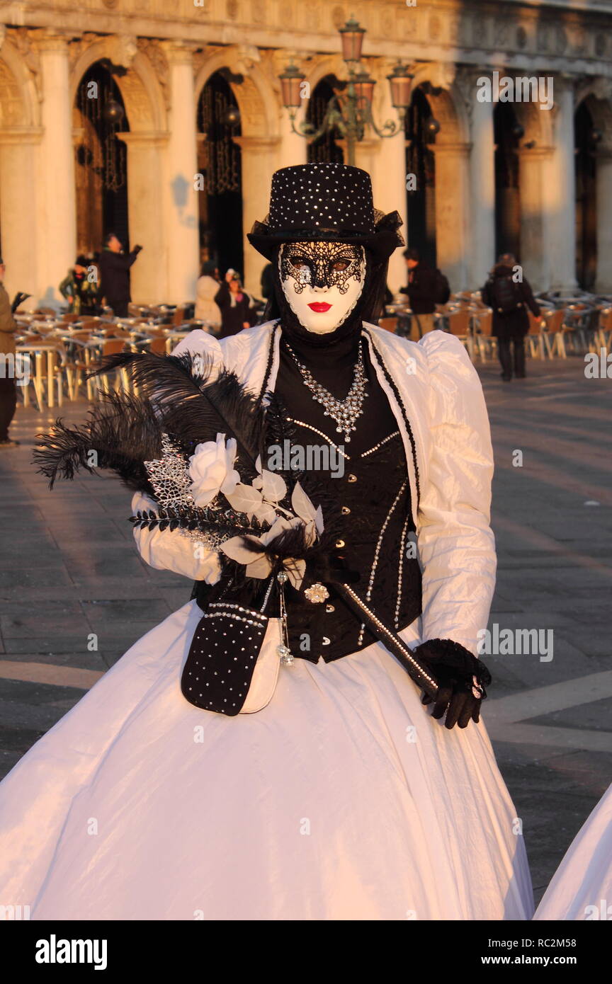 Venezia, Italia - 10 Febbraio 2018: Persona in costume veneziano assiste il Carnevale di Venezia il 10 febbraio 2018 a Venezia, Italia Foto Stock