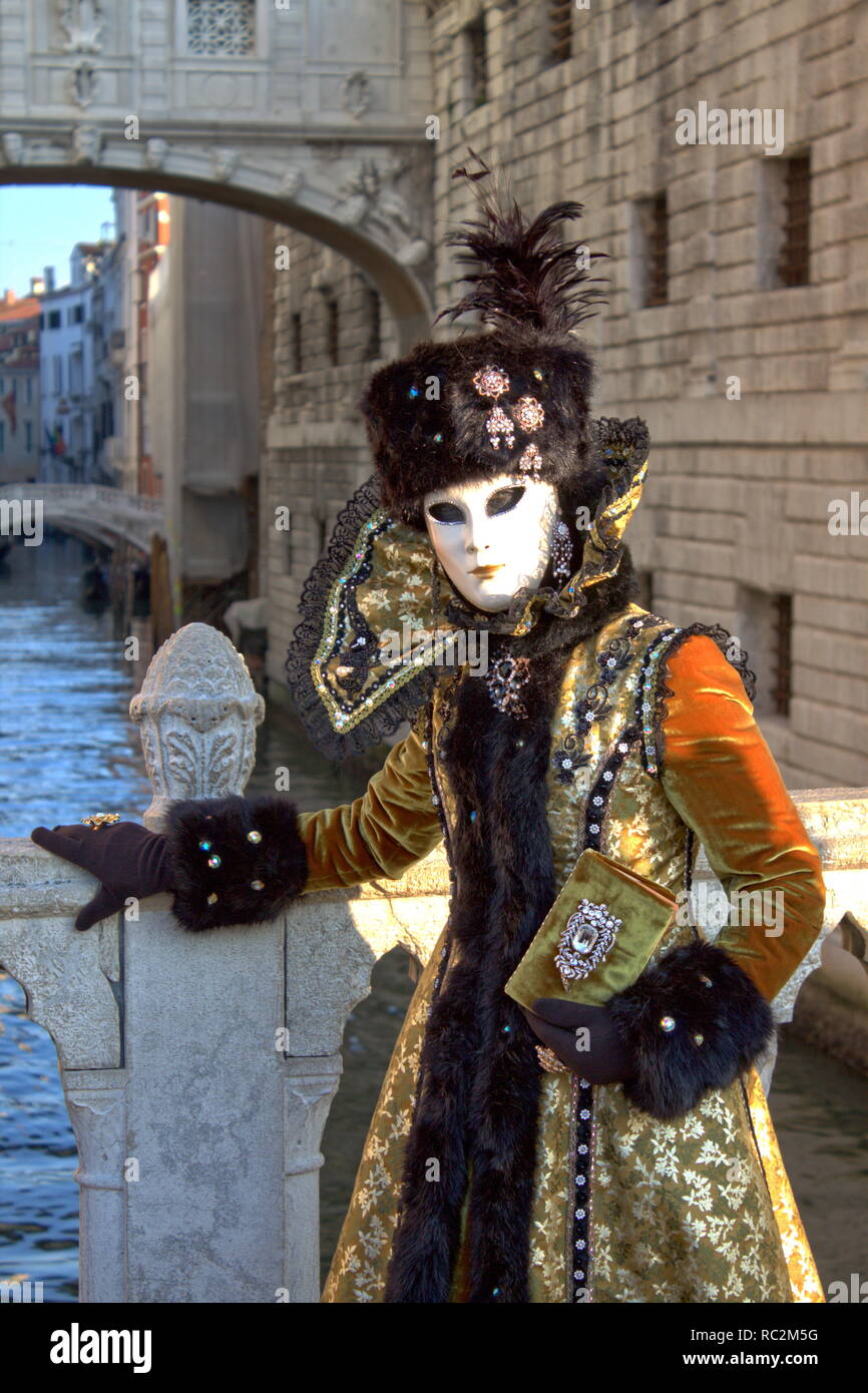 Venezia, Italia - 10 Febbraio 2018: Persona in un tradizionale costume veneziano assiste il Carnevale di Venezia Foto Stock