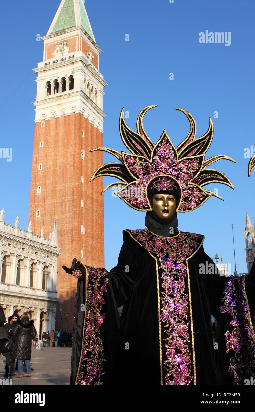 Venezia, Italia - 10 Febbraio 2018: Persona in costume veneziano assiste il Carnevale di Venezia il 10 febbraio 2018 a Venezia, Italia Foto Stock