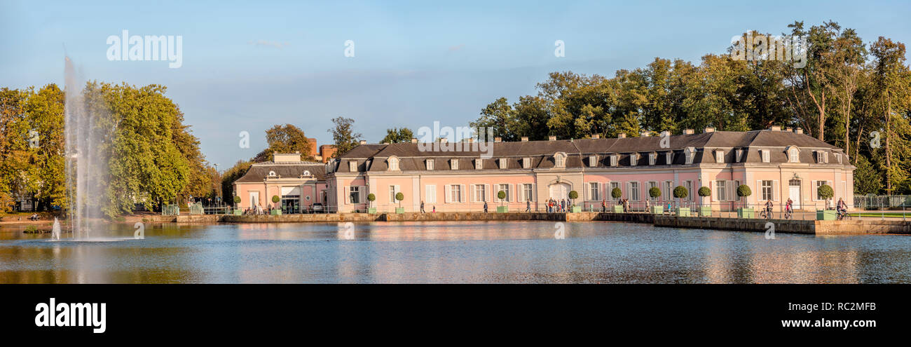 Panorama del Castello di Benrath in autunno, Duesseldorf, NRW, Germania Foto Stock