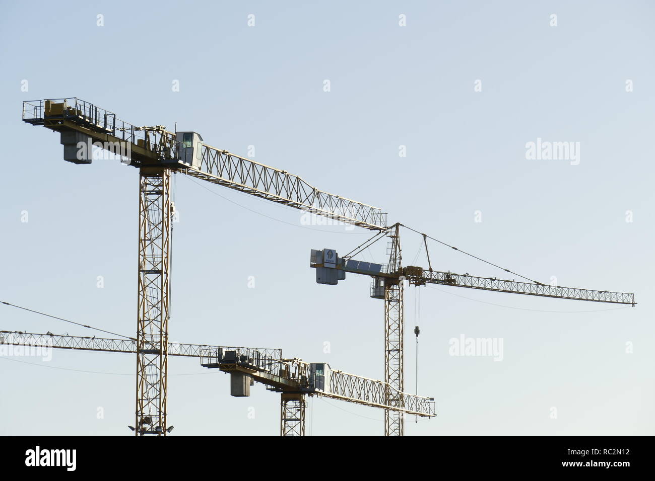 Gru edili in Brema, Überseestadt di Bremen, Germania, Europa Foto Stock