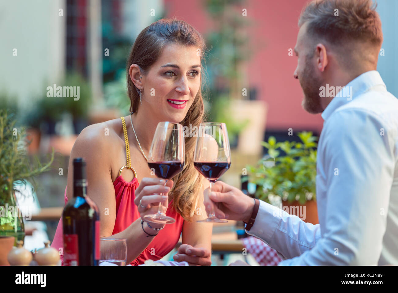 Coppia giovane avente il vino rosso Foto Stock