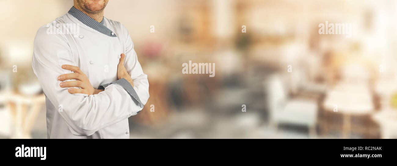 Chef in piedi nel ristorante con bracci incrociati. Copia banner space Foto Stock