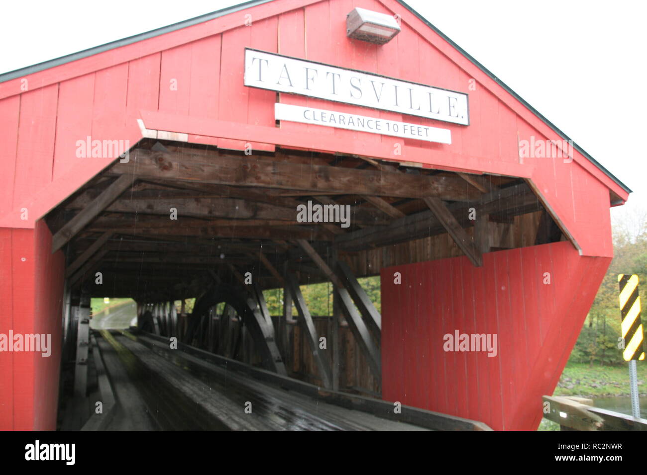 Vista di Taftsville Ponte Coperto,Taftsville,Vermont - Mostra portale anteriore, struttura in legno, di digital signage e distintivo queenpost multiple design. Foto Stock