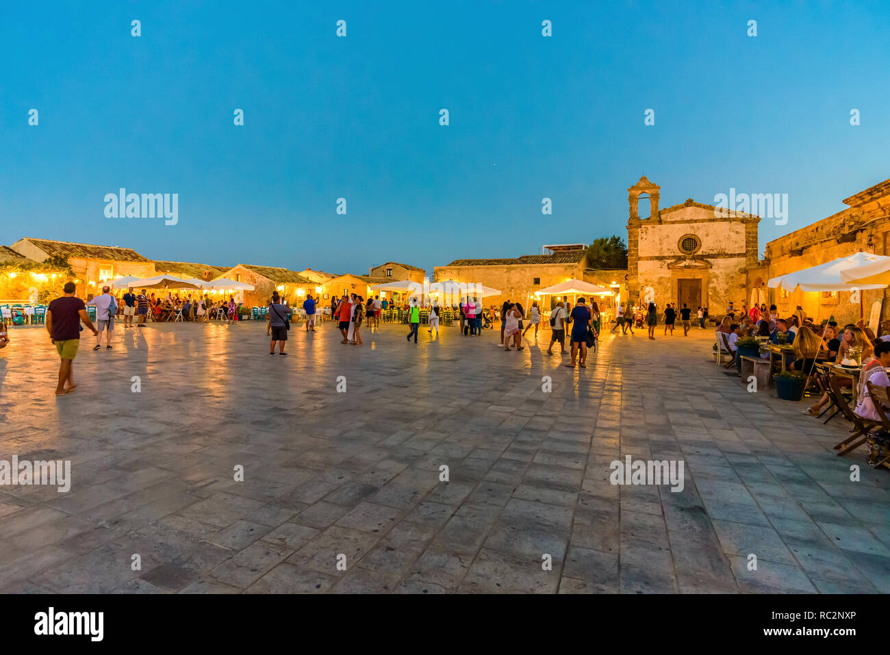 Piazza Regina Margherita di notte, Marzamemi, un tipico villaggio di pescatori nel sud-est della costa della Sicilia Foto Stock