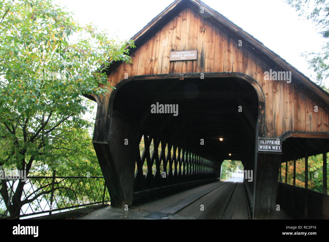 Vista di Woodstock mezzo ponte coperto, Woodstock, Vermont. Costruito 1969, oltre il Fiume Ottauquechee. Mostra portale in legno e lo stile di reticolo costruzione Foto Stock