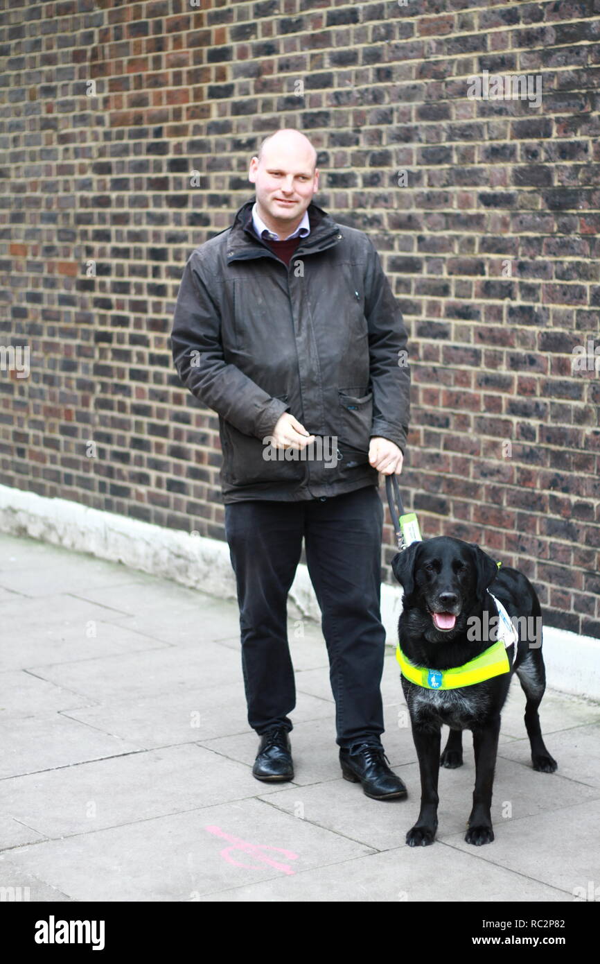 Sean Dilley giornalista della BBC specializzato in politica ha dato il suo consenso per queste fotografie per essere preso mentre camminando con il suo cane guida in Westminster, Londra, Regno Unito. Il 10 gennaio 2019. Il sig. Dilley è un gentiluomo e un buon conversatore. Foto Stock