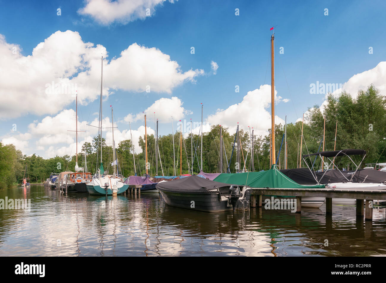 Loosdrecht, Paesi Bassi - 3 settembre , 2017: Barche a vela e barche a motore Ormeggiata al pontile di Van Dusseldorf yacht cantiere in Loosdrecht in Netherl Foto Stock
