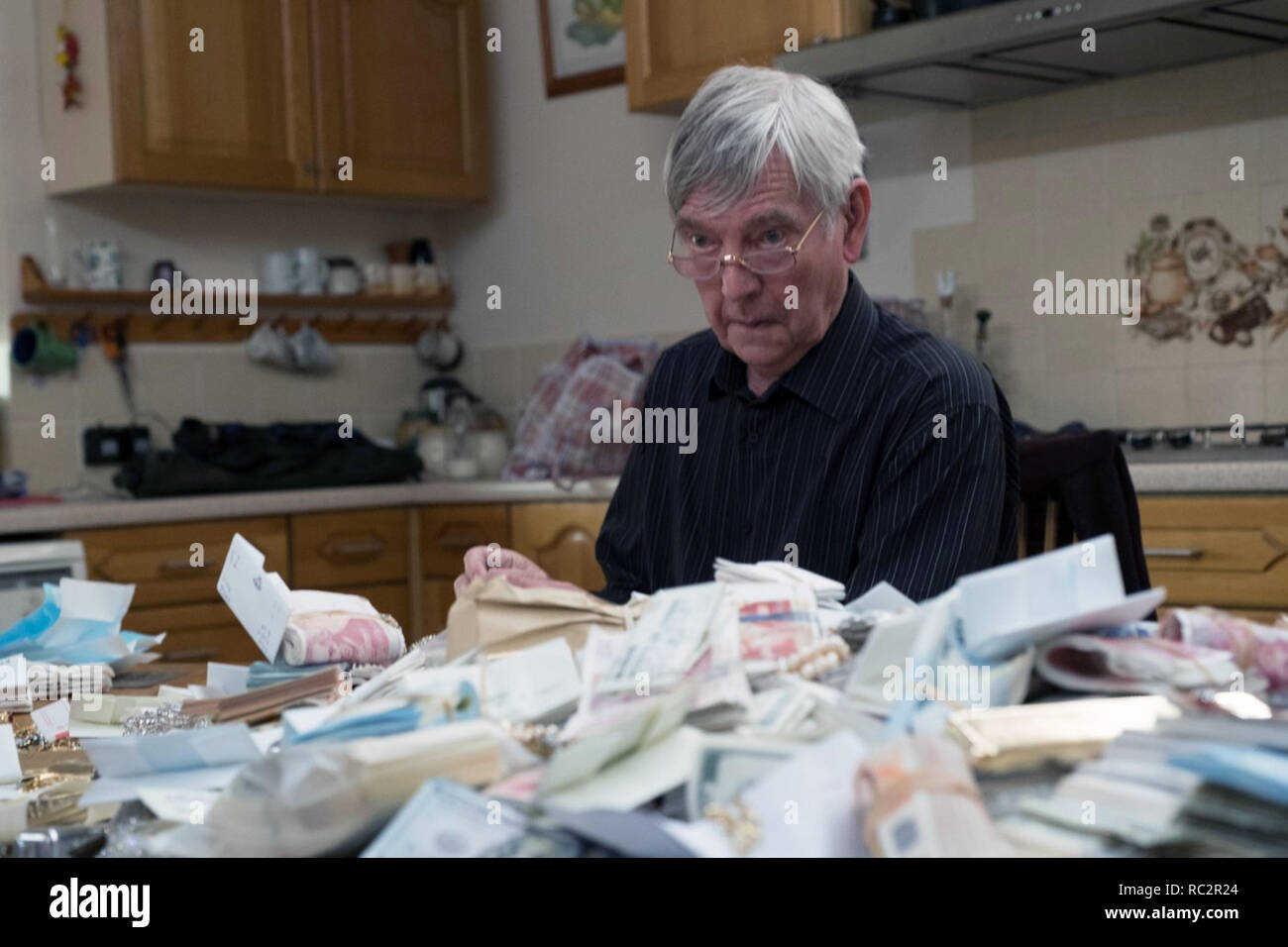 Il re dei ladri è un 2018 British Crime film basato su Hatton Garden cassetta di sicurezza antiintrusione di 2015. Diretto da James Marsh, il film stelle Michael Caine, Tom Courtenay, michael Gambon, Charlie Cox, Jim Broadbent, Paul Whitehouse e Ray Winstone. Questa fotografia è per il solo uso editoriale ed è il copyright del film company e/o il fotografo assegnato dal film o società di produzione e può essere riprodotto solo da pubblicazioni in congiunzione con la promozione del film di cui sopra. Un credito per il film company è richiesto. Il fotografo deve anche essere accreditato quando k Foto Stock