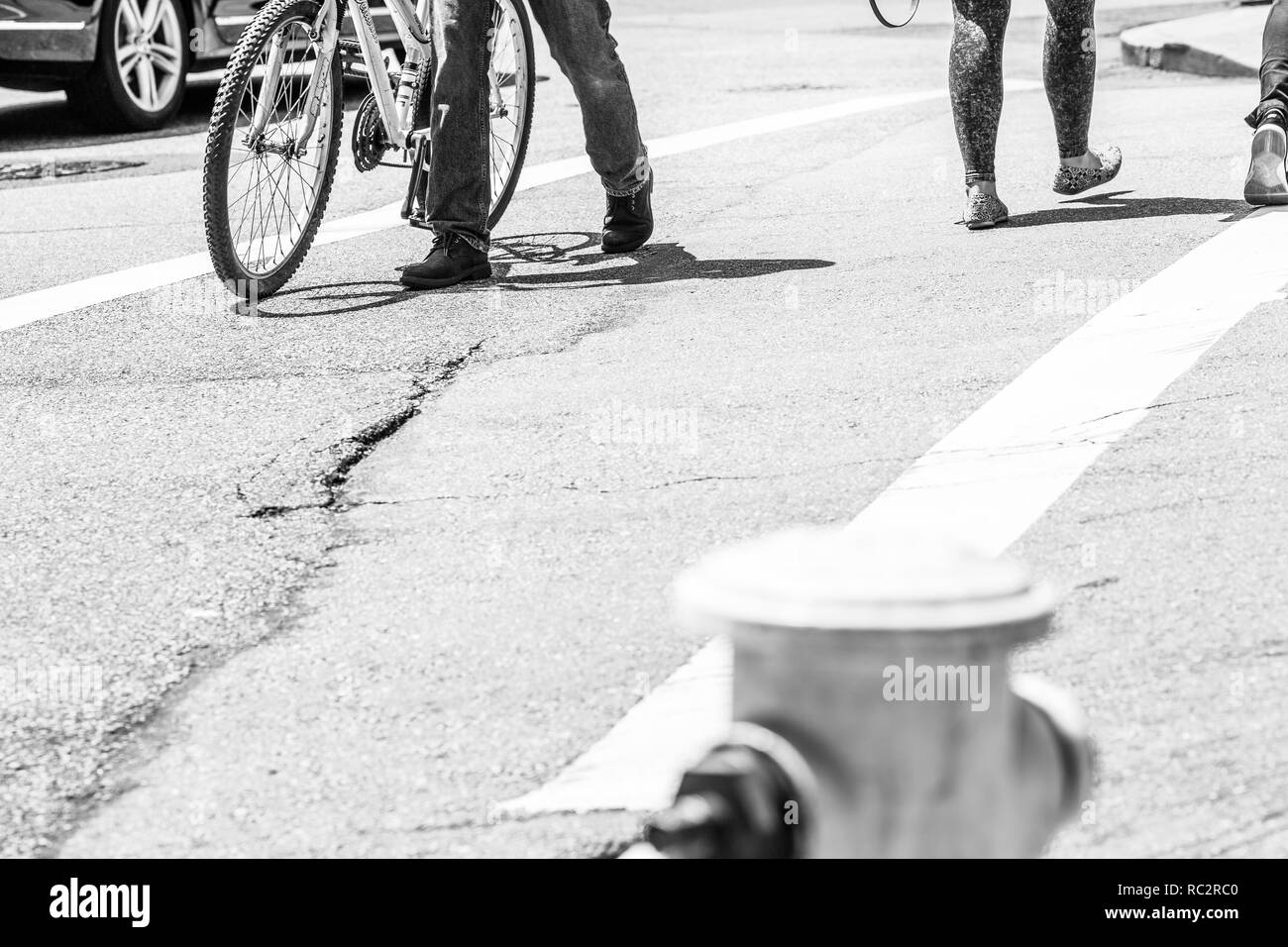 Pedoni che attraversano una strada in North Beach distretto di San Francisco, California Foto Stock