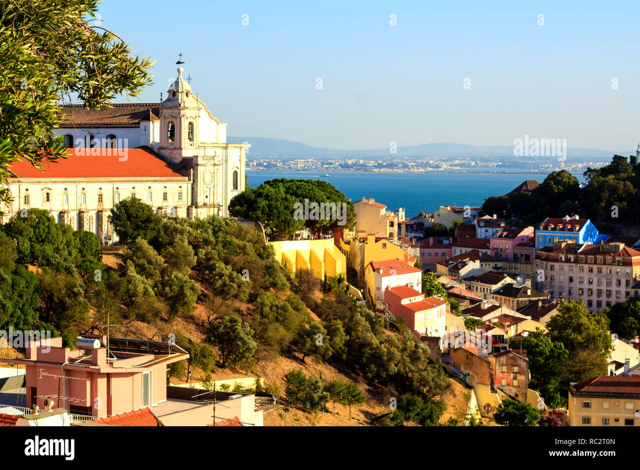 Il bellissimo panorama di Lisbona - vista a Graça chiesa sulla collina verde e il fiume Tago Foto Stock