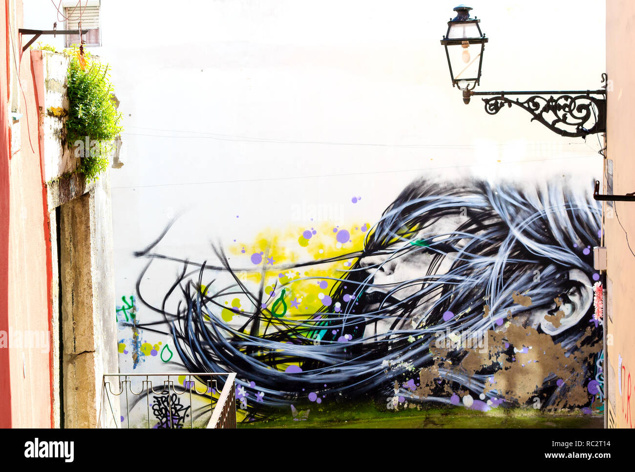 Parete sognante dipinto raffigurante una bruna donna sulla vecchia facciata in Alfama, Lisbona, Portogallo Foto Stock