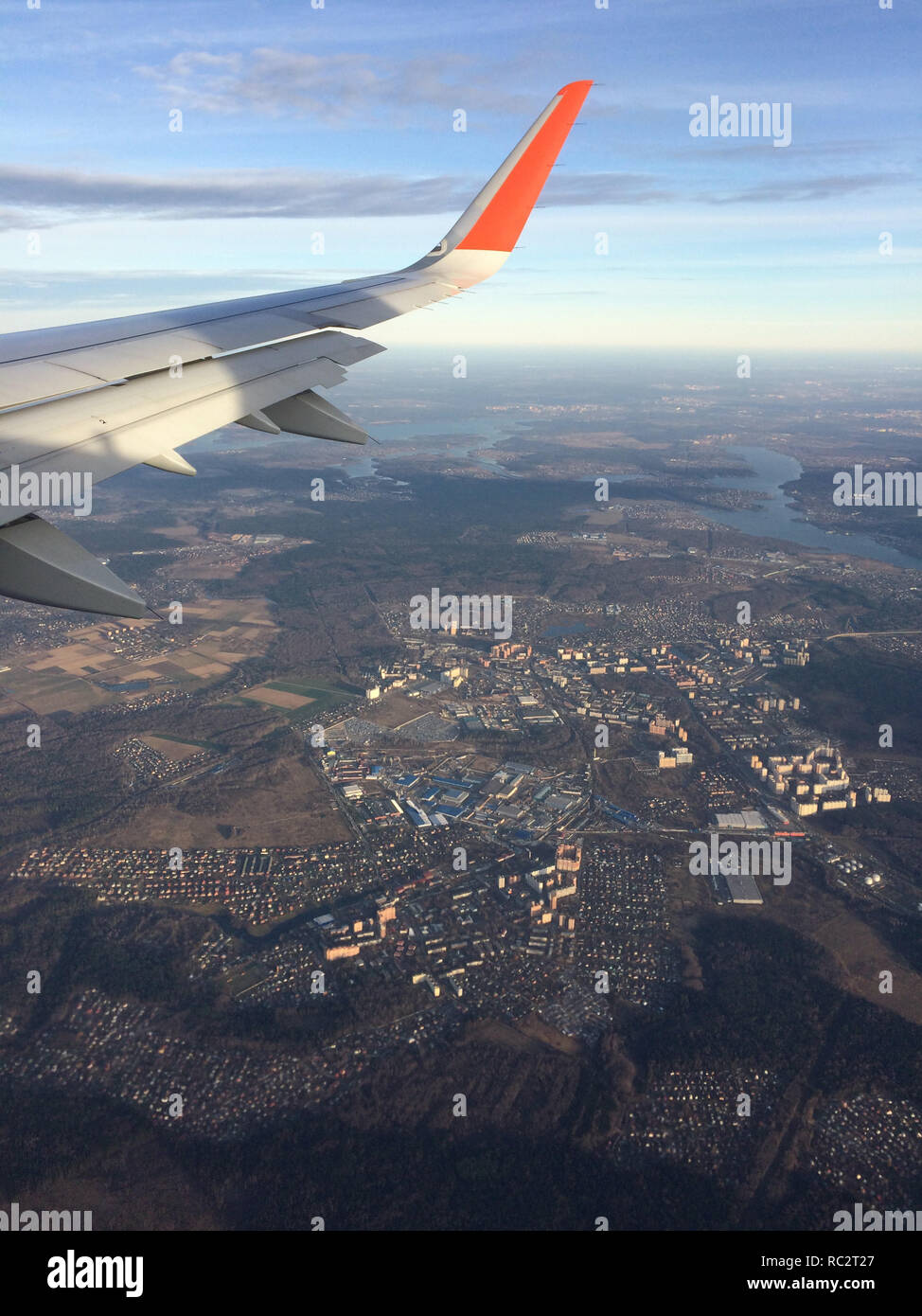 Città di Lobnya vicino a Mosca, Russia. Vista aerea nella foto da Airbus A321. Foto Stock