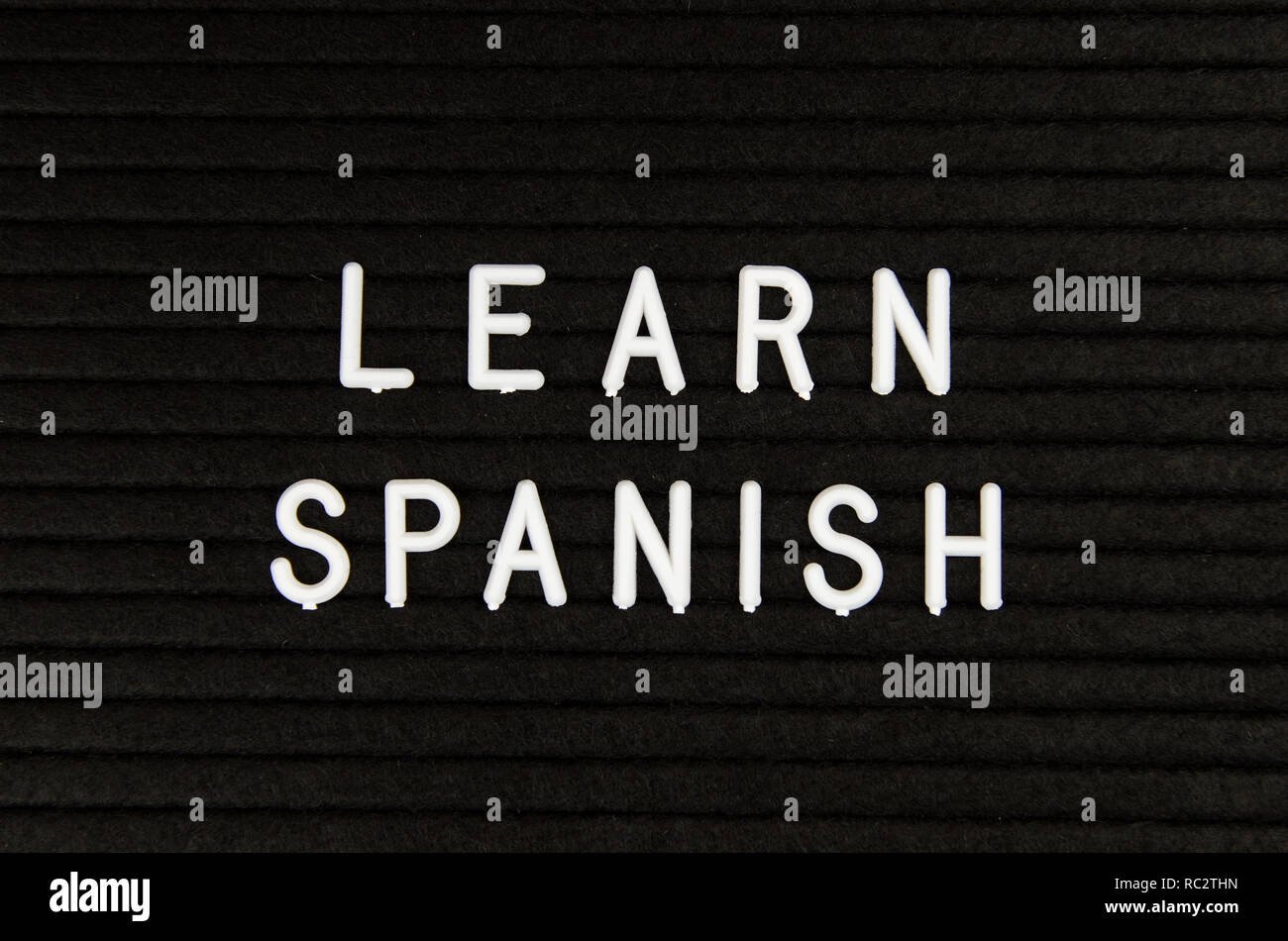 Imparare le lingue in segno su sfondo nero Foto Stock