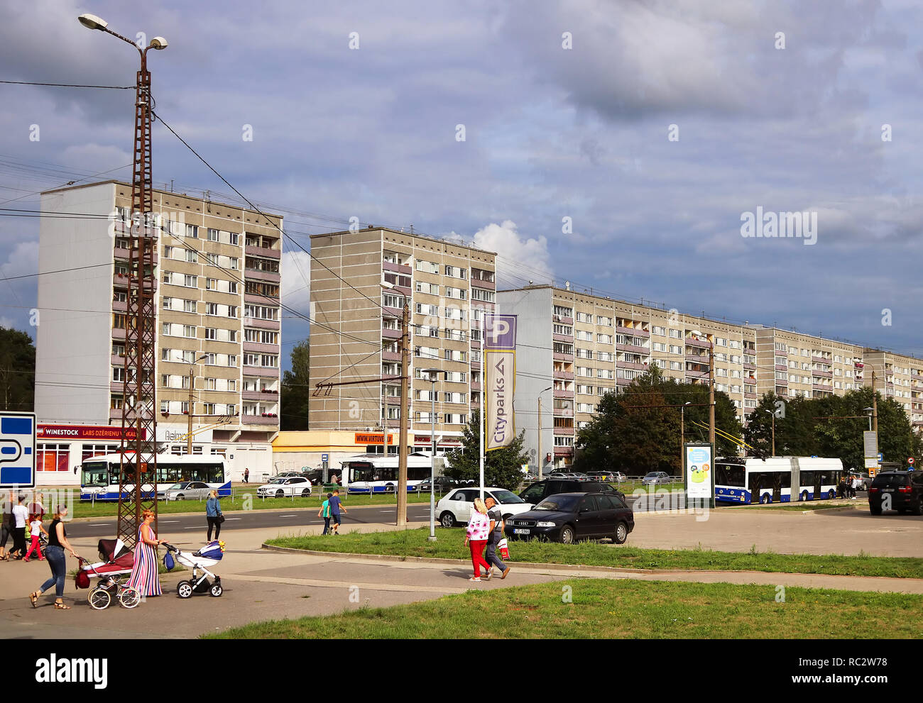 RIGA, Lettonia - 29 agosto 2018: vista degli edifici di nuova costruzione nel quartiere moderno della città Foto Stock