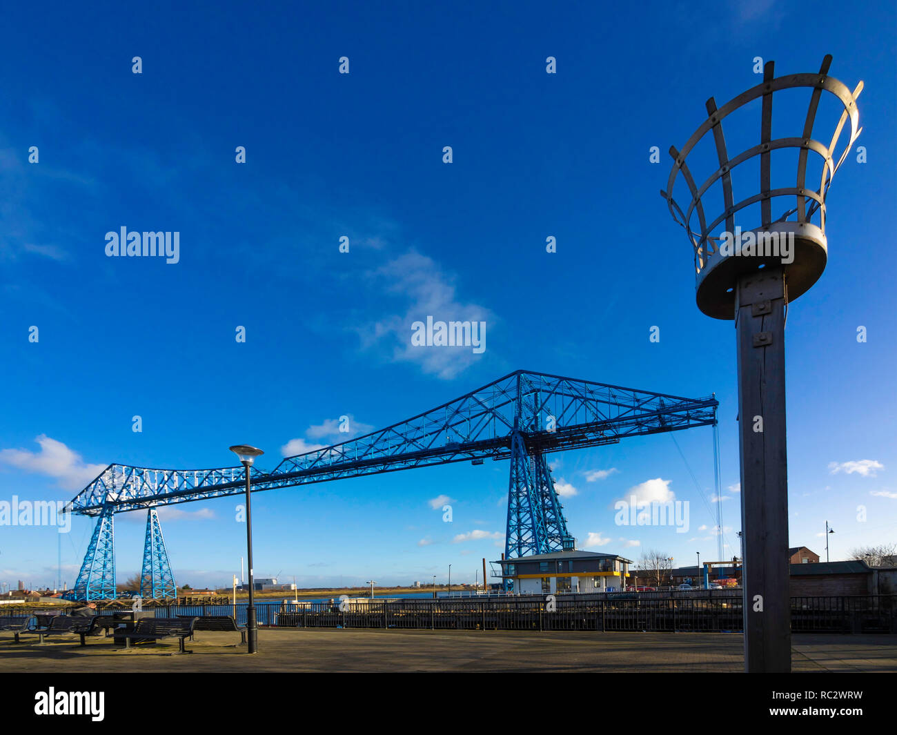 Transporter bridge da banca del sud del Fiume Tees con il Middlesbrough beacon in primo piano Foto Stock