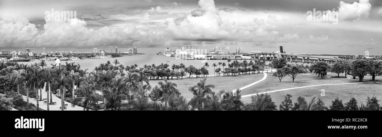Miami, Stati Uniti d'America - giu 10, 2018: Panorama e lo skyline di Miami city dal parco del museo Foto Stock