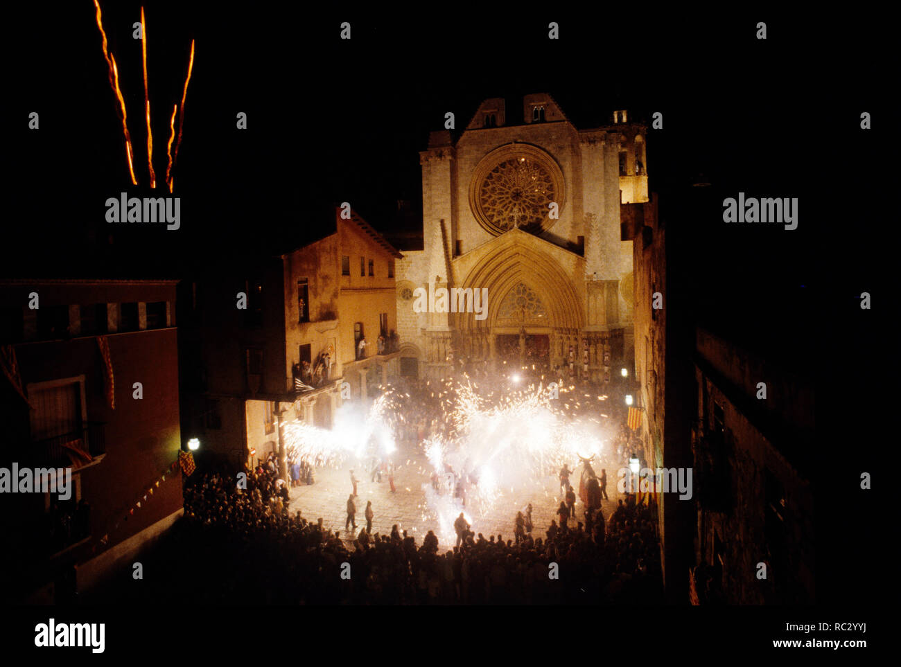 Spagna - Tarragonès (distretto) - Catalogna - Tarragona. "Correfocs' nella parte anteriore delle cattedrali square; holiday Foto Stock