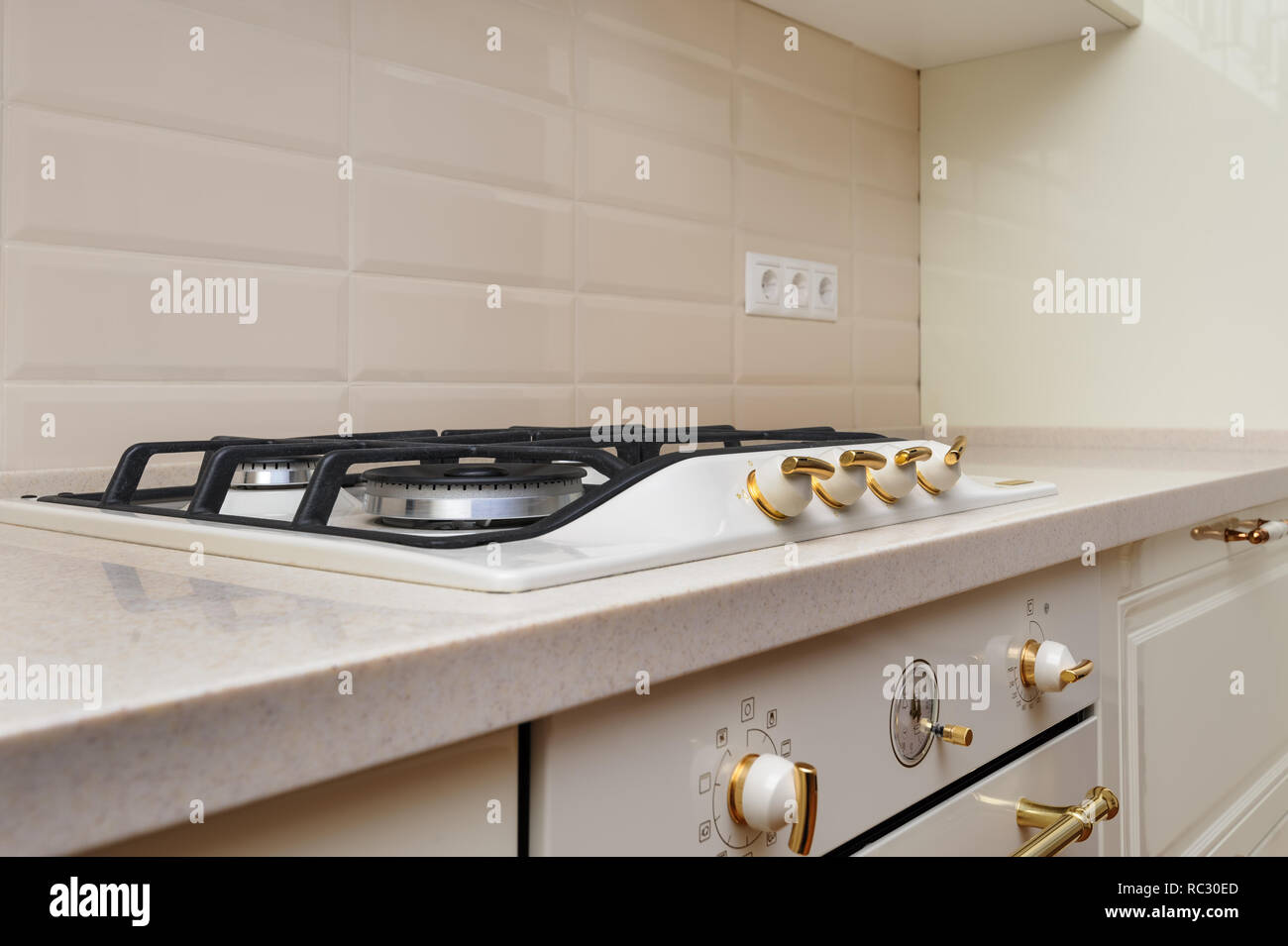 Fornelli a gas e forno a crema cucina colorata Foto stock - Alamy