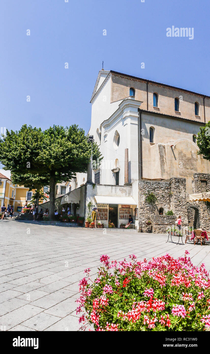 Cattedrale Chiesa del Duomo di Ravello ,costiera amalfitana, il Mar Mediterraneo a sud italia Foto Stock