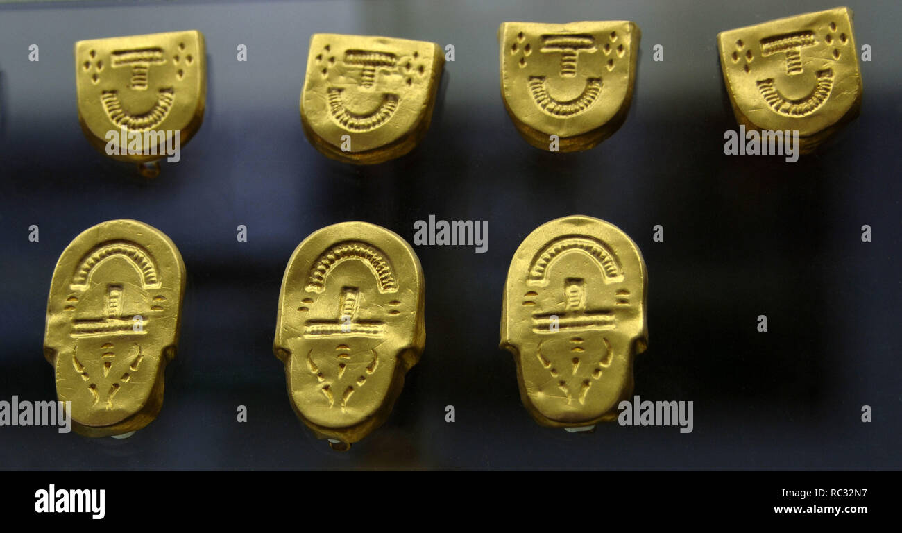 Ornamenti d'oro di una cinghia. Museo Nazionale dell'Alto Medioevo (Museo dell' Alto Medioevo). Roma. L'Italia. Foto Stock