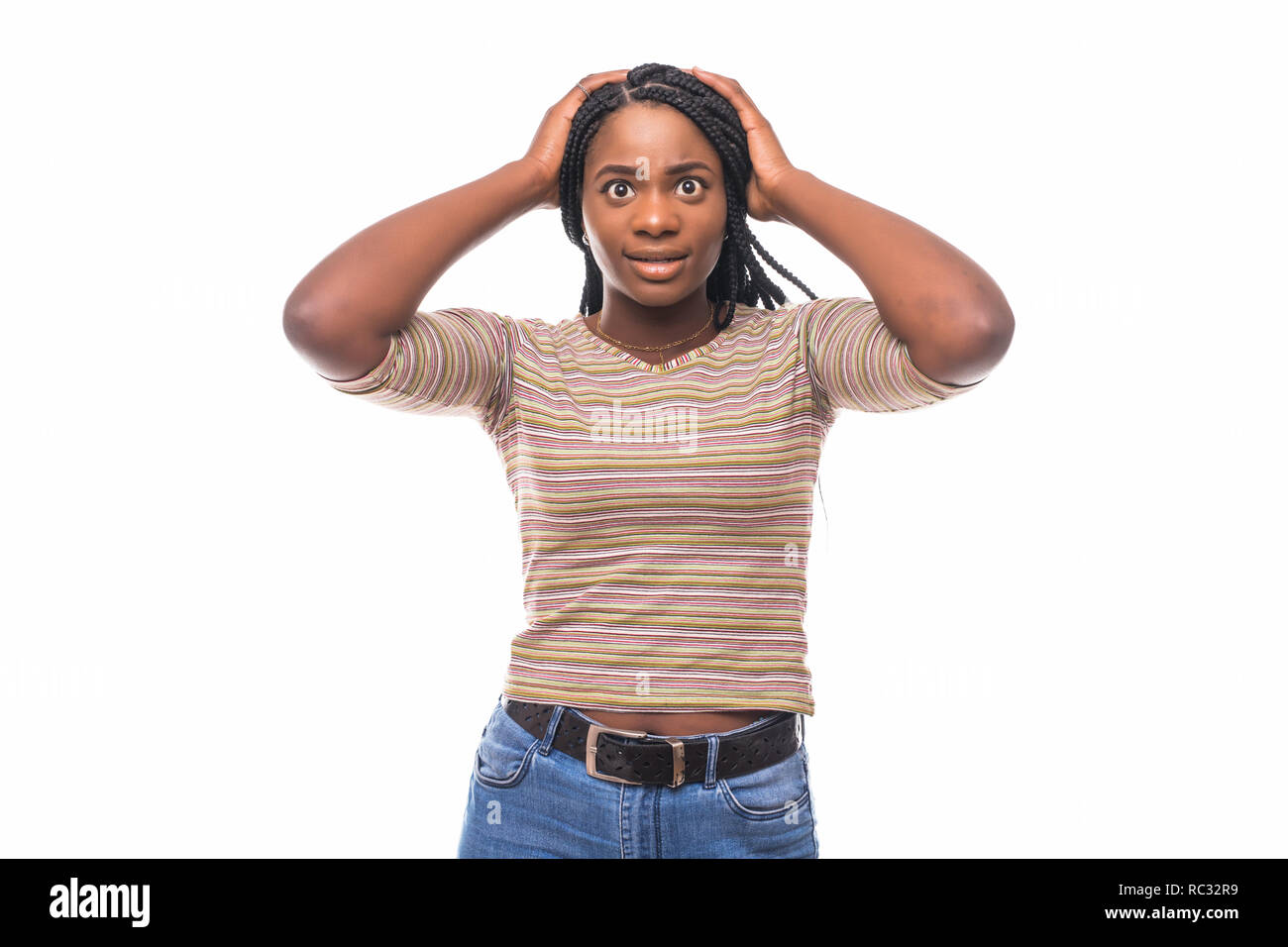 Giovani scioccato americano africano donna che guarda la telecamera isolato su bianco Foto Stock