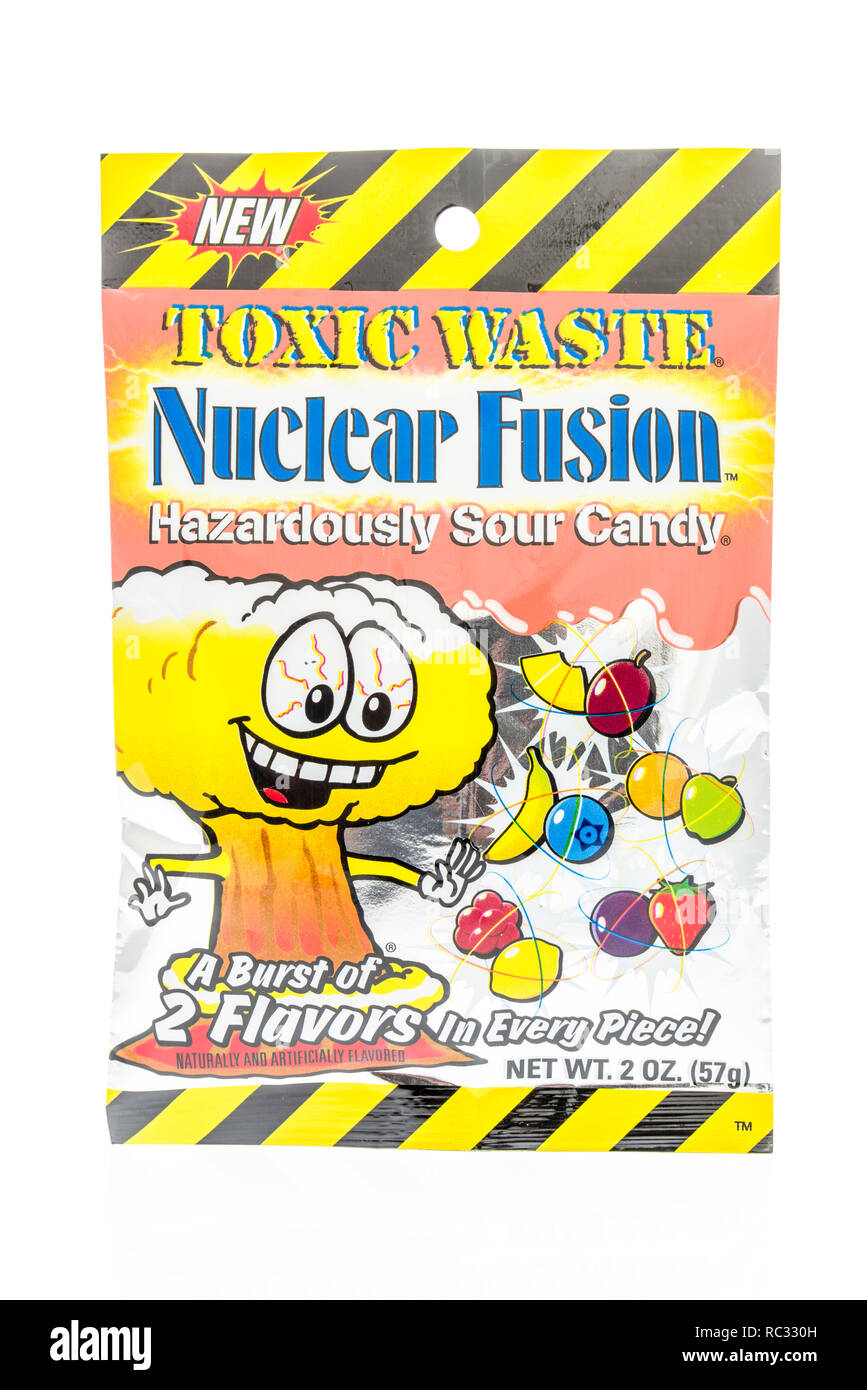 Winneconne, WI - 5 Gennaio 2019: un pacchetto di rifiuti tossici la fusione nucleare sour candy isolato su un background. Foto Stock