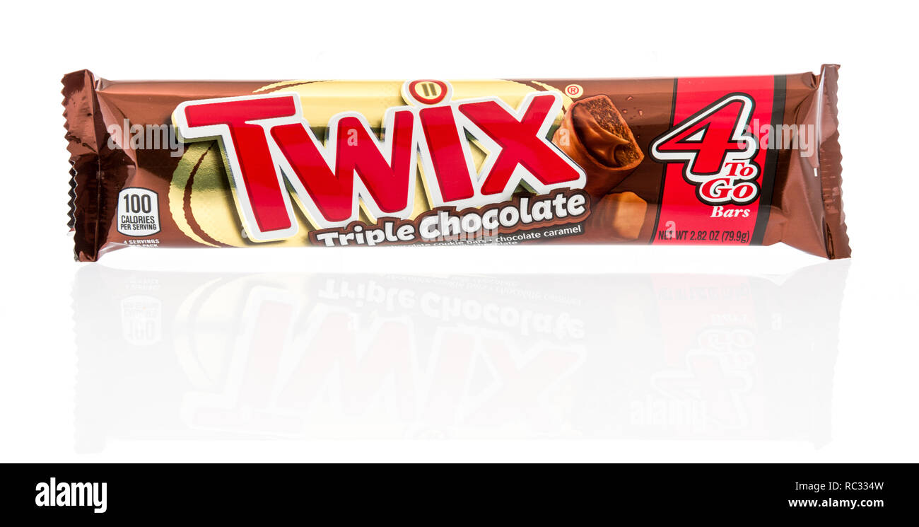 Winneconne, WI - 5 Gennaio 2019: un pacchetto di Twix triple chocolate candy bar isolato su un background. Foto Stock