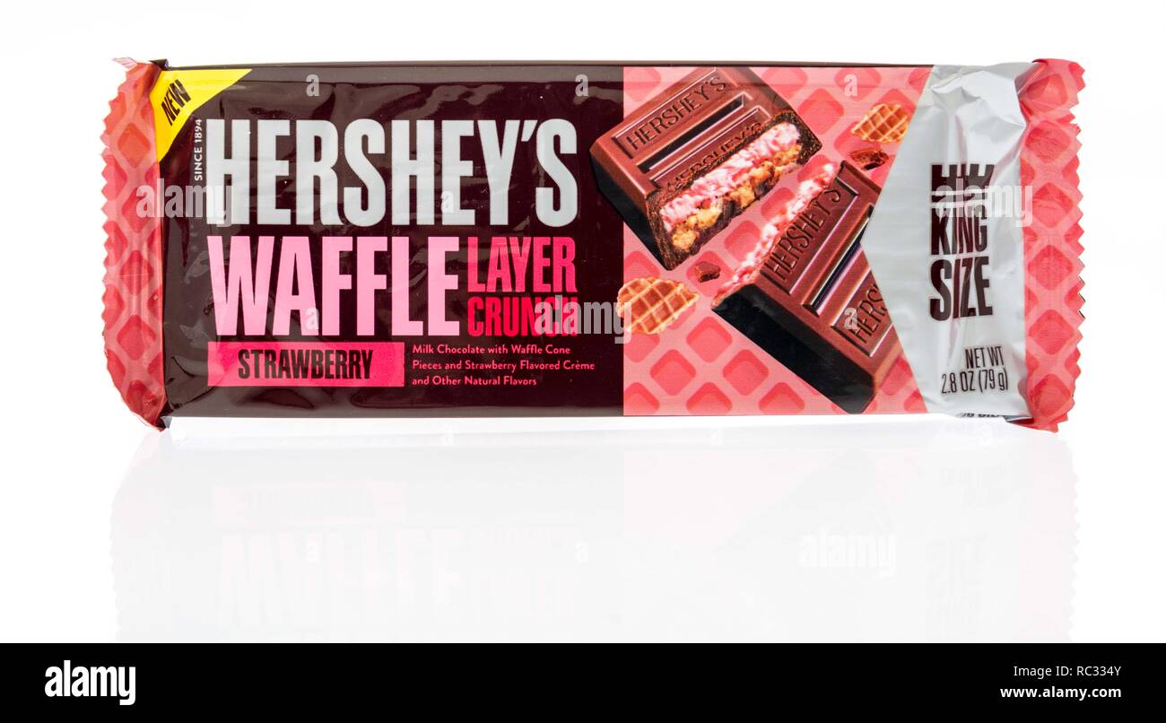 Winneconne, WI - 5 Gennaio 2019: un pacchetto di Hersheys strato di cialda croccante di candy bar isolato su un background. Foto Stock